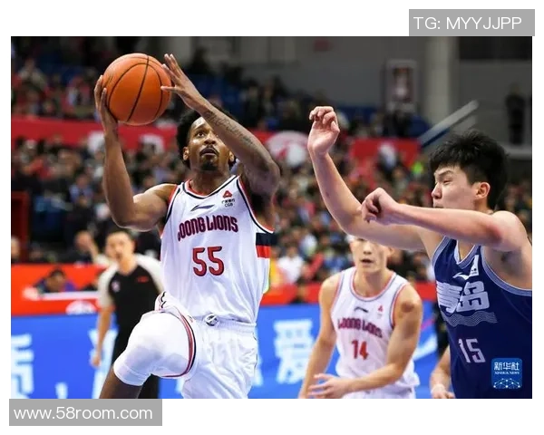 CBA激战广州队迎战青岛队双方全力争胜展现篮球魅力与团队精神